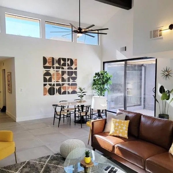 Upscale mid century on the green w Private Hot Tub, hotel en Palm Desert