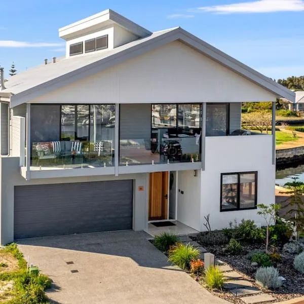 Two-Storey with Marina Views, hotel v mestu Geographe