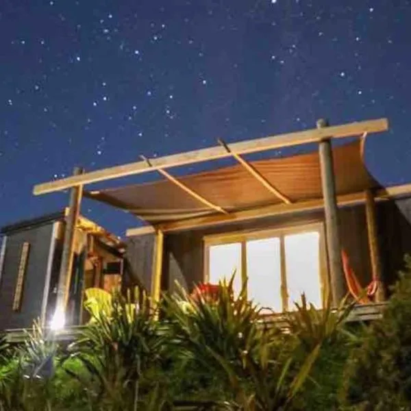 The 'Flax Pod' cabin in Pohara, amazing sea views, hotel v destinaci Pohara