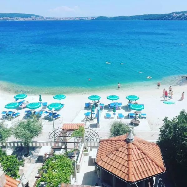 SEGET ESTATE Beachfront Oasis & Tradition since 1964 - Split Trogir Riviera, hotel in Trogir