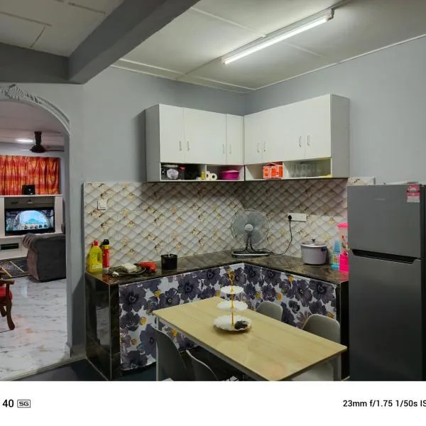 D' Alamanda HOMESTAY CHINI, hotel di Kampong Sakai