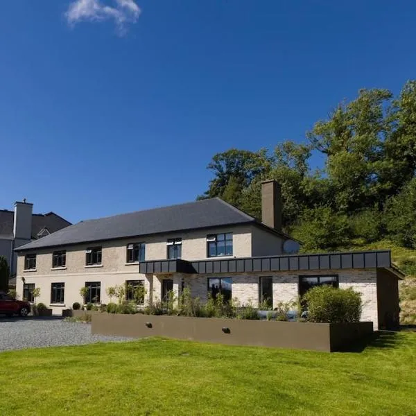 Luxury Eleven Bedroom House Sleeps 23 5-10 mins walk from town Centre, hotel in Killarney