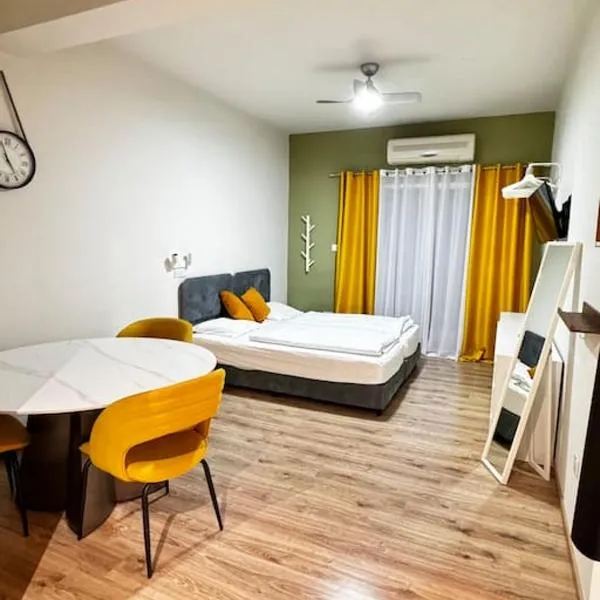 Smart Deluxe Studio N9 private Kitchenette Balcony Beach 250m Marina Port 900m, hotel in Limassol