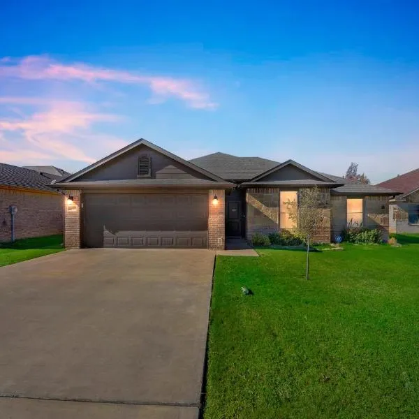 New Modern Bohemian Home Minutes from Epic Waters Indoor Park, Andretti Indoor Karting & Games, AT&T Stadium, Globe Life, Six Flags, Texas Life, hotel a Grand Prairie