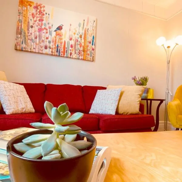 KingstonStays Happy House, Free Parking, Downtown, hotel em Kingston