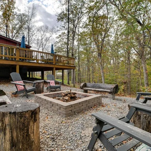 Cadiz Vacation Home with Deck Walk to Lake Barkley, hotel in Cadiz