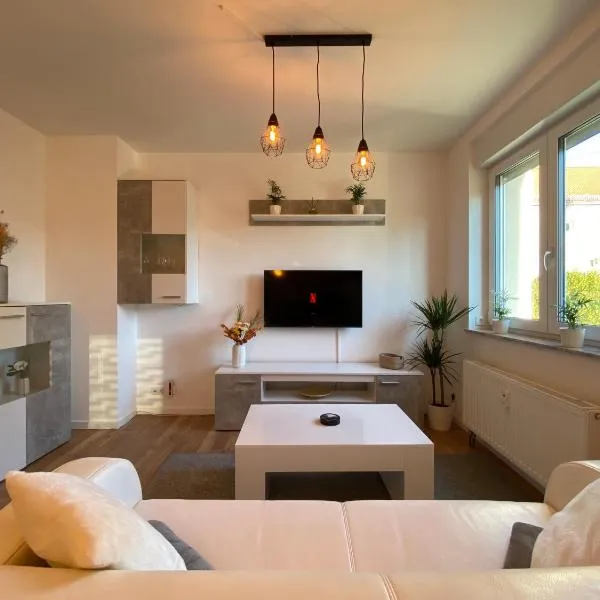 HOCHWERTIGE Ferienwohnung mit 7qm Balkon, Netflix, Kaffeeautomat, RainShower Bad, hotel v destinaci Zwickau