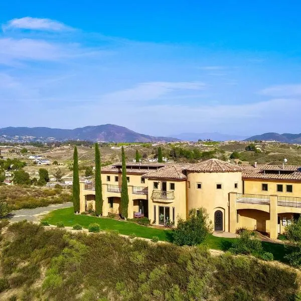 Palazzo Del Sol By AvantStay Breathtaking Home w Mountain Views Hot Tub, hotel in Temecula