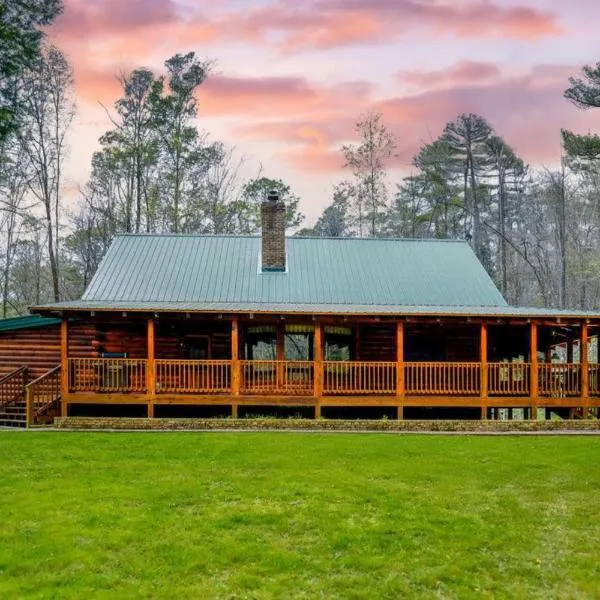 Twin Creeks Lodge by AvantStay 33 Acre Retreat, hotel in Brevard