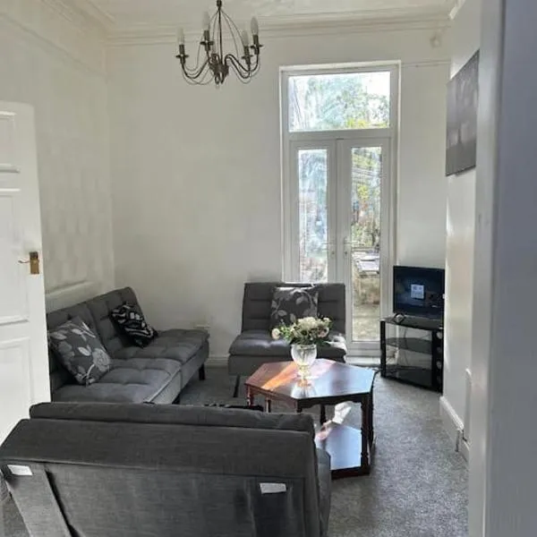 Spacious Grimsby Contractor Friendly Home Sleeps 12 and Free Parking, khách sạn ở Grimsby