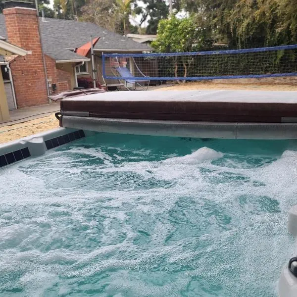 Westside Retreat w Yard, Grill, Hot Tub, Near Sofi Stadium, LAX, and the Beach, hotel in Los Angeles