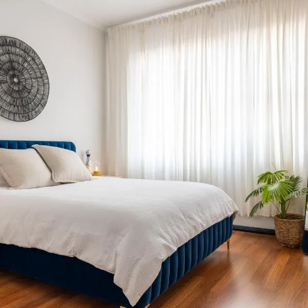 2 bedroom Apartment in Ashfield, 200m to train station,Free Parking, hotel in Sydney
