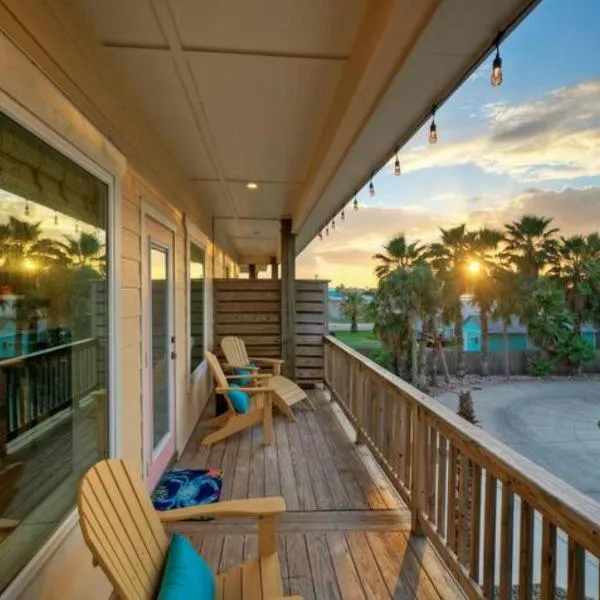 Pool Walk to Old Town Eateries Nightlife Shopping Rock N Reelby AvantStay, hotel v destinaci Port Aransas