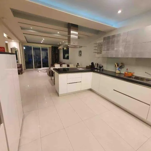 Charming 2-bedroom 2 bath apartment - Sliema, hotel in Sliema