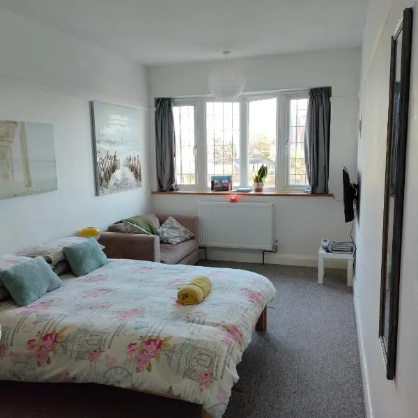 Guest suite 50m from the beach, hotel v destinaci Bognor Regis
