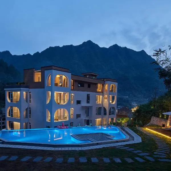 Zhangjiajie Juanjie Luxury Resorts--Provide free one-way airport pick-up service, hotel v destinaci Čang-ťia-ťie