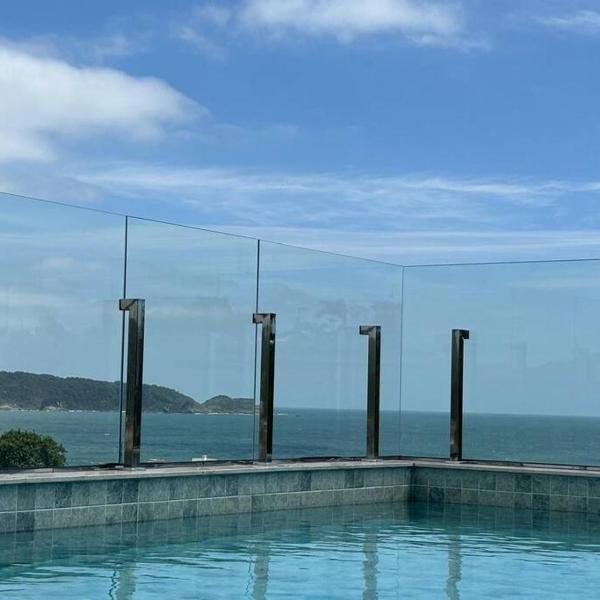 Apto luxo com piscinas aquecidas e jacuzzis perto do mar