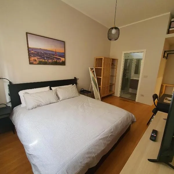 Room - Garden - private bathroom, hotel in Turin