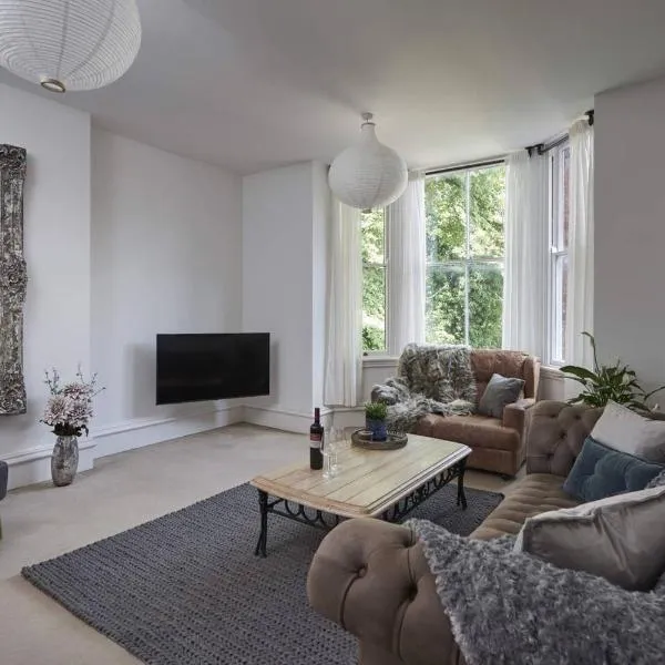 Dudley-spacious Exec 2 Bed - Long Stay - Parking!, hotel v destinaci Dudley