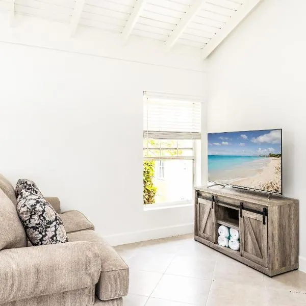 Tropical Bottle Creek Getaway with Kitchen, Free WiFi & On-Site Parking โรงแรมในWhitby