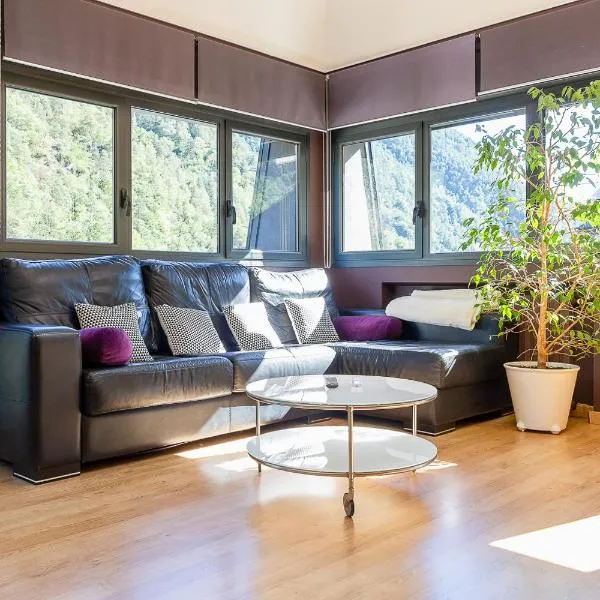 Dúplex Artístico con Terraza I 10 min del Centro I AndBnB, hotel in Santa Coloma