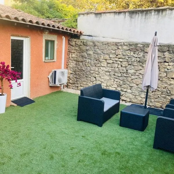 Maisonnette T1 au calme à 1min à pied de la gare SNCF, hôtel à Miramas
