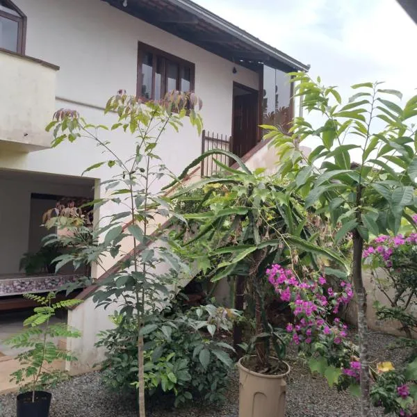 Residência acolhedora amamos receber hospedes, hotel in Joinville