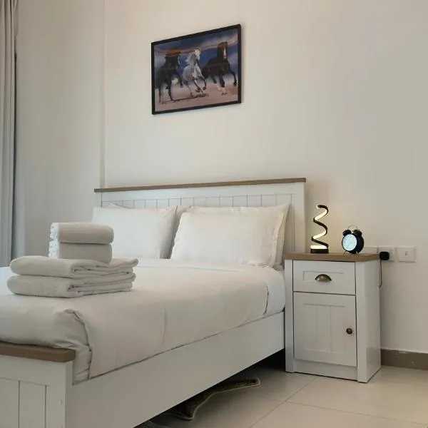 Sleek 1BR in DSO, Dubai, hotel in Dubai