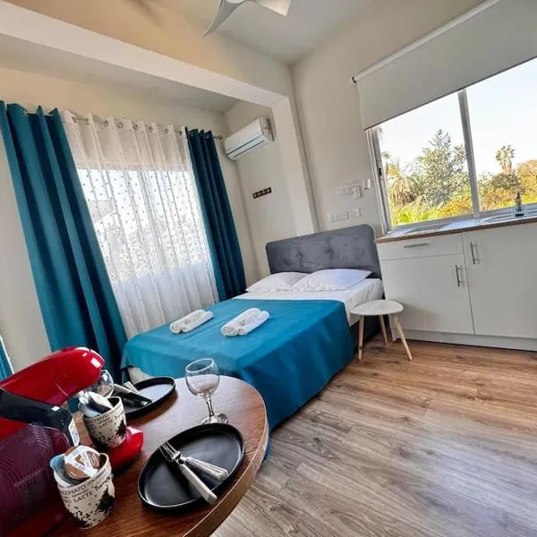 Smart Deluxe StudioN6 private Kitchenette Bathroom to Beach 200m Marina Port 900m, hotel v destinaci Limassol