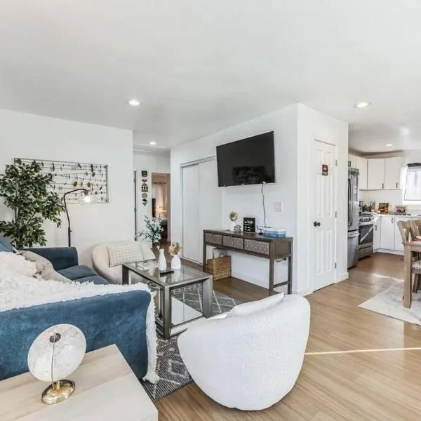Entire Private 3-Bedroom Home, Ranch, Baby Crib, Gated Yard, Available Now, hotel in San Diego
