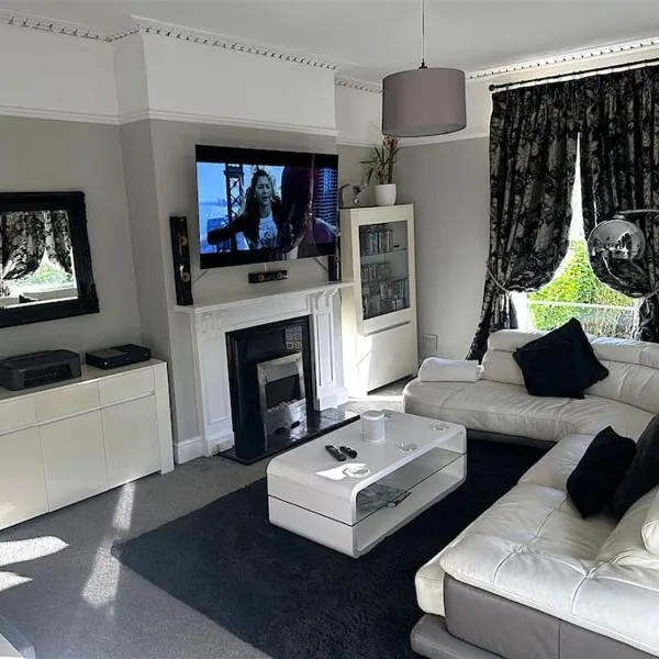 Beautiful & Vast Central Apartment Free Parking, hotel in Cheltenham