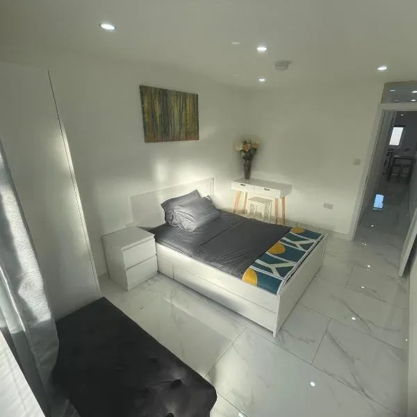 Newly built modern flat with free parking close to London Luton airport and L&D hospital, hotel v destinaci Dunstable