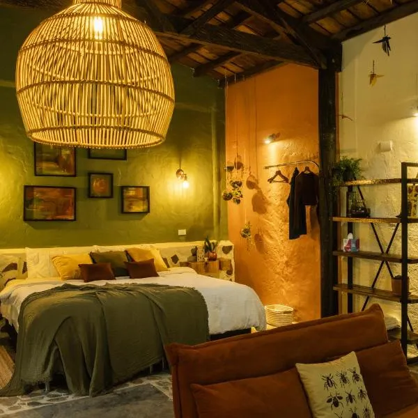 Peaceful rustic cabin steps from town, hotel in Jericó