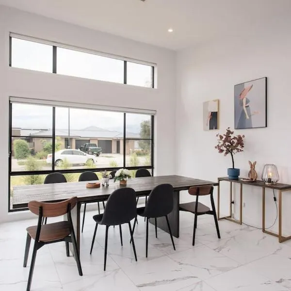 Bright and Chic House at Throsby with 4 Bedrooms, hotel in Harrison