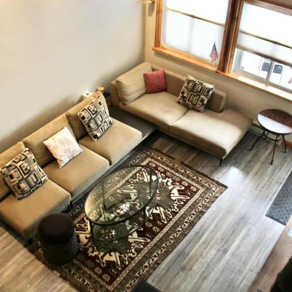 Modern Cabin-Style Loft in Vail On Shuttle Route, hotel v destinaci Vail