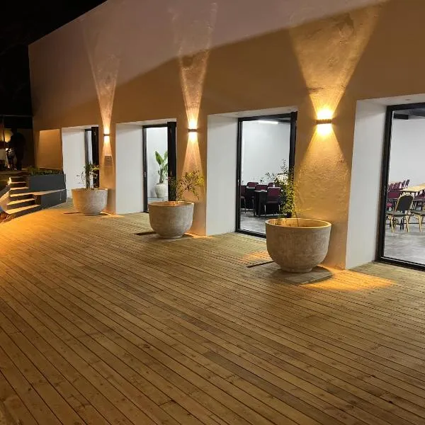 Nkanhi Centro de Conferências e Hotel, готель у місті Понта-ду-Ору
