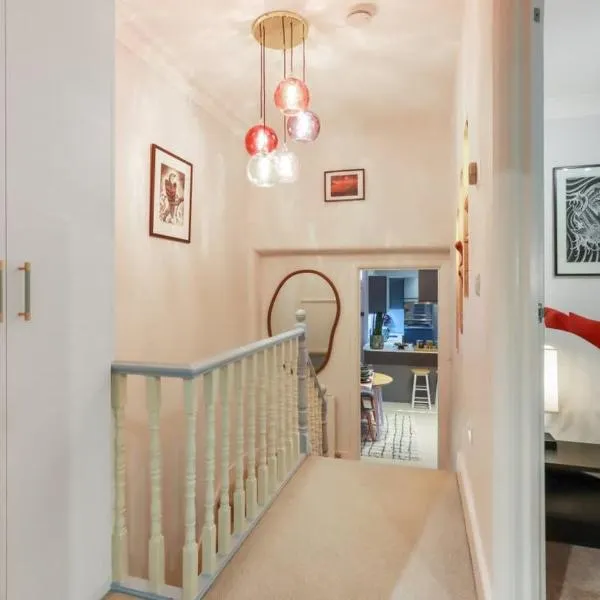 Modern Double bedroom in city apartment room 2, hotel in London
