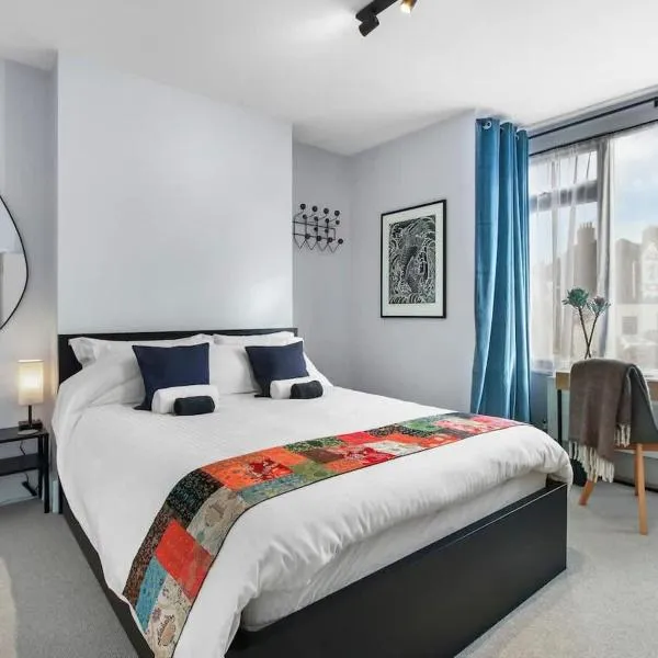 Modern Double bedroom in city apartment room 1, hotel in London