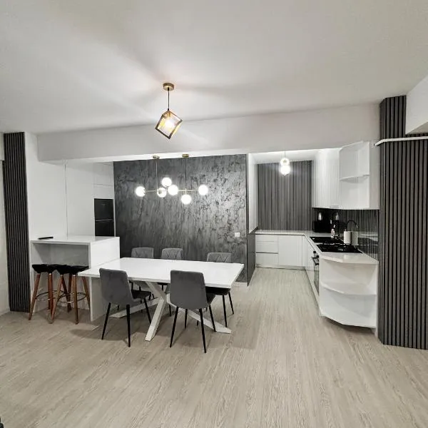 Unique Cozy Penthouses with Terrace and Suceava Magic View, ξενοδοχείο στη Σουτσεάβα
