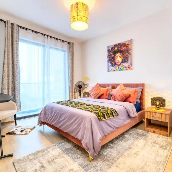 Elite Residence 7 Star Luxe Condo with Gym and Pool next to JW Marriott, Westlands Airport Shuttle, Luggage Storage available, hotel in Nairobi