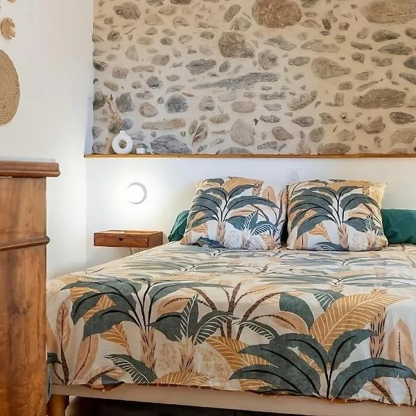 Appartement rénové, charme naturel et authenticité au cœur du village, hotel v destinácii Sorède