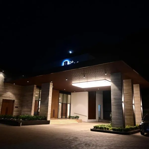 Club Charholi, khách sạn ở Lohogaon
