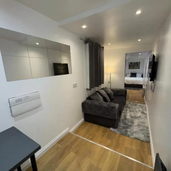 M18 Escape, hotel in Havering