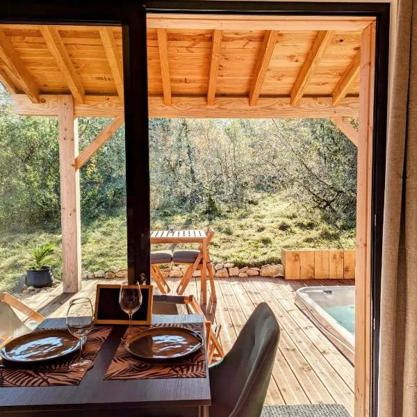 Aux Trois Chênes Lodges Spas, hotel v destinaci Mercuès
