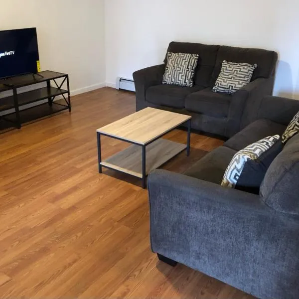 Large and private apartment that sleeps up to 10 people comfortably with direct NYC Manhattan train only 5 minute walk away, hotel in Elizabeth