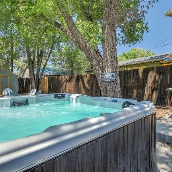 The Vibrant Victorian Hot Tub & Fire Pit in OCC, khách sạn ở Colorado Springs
