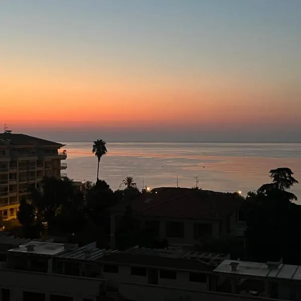 Nuovo appartamento vista mare, hotel i Roquebrune-Cap-Martin