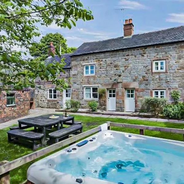 School House, cosy cottage for 12 with hot tub in the Peak District, hotel in Leek