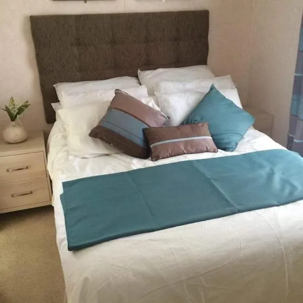 Lytchett Bay View Chalet, hotel di Lytchett Minster