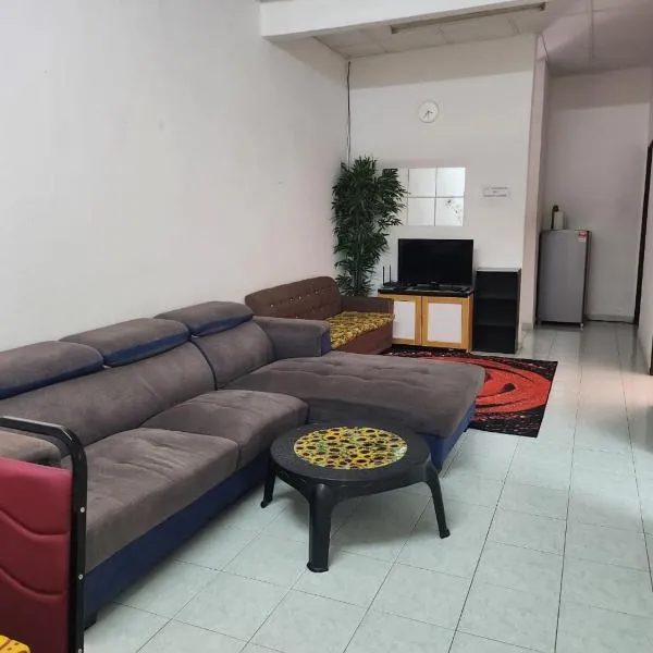D'Haja 5 KLIA Sepang with Free Wi-Fi & 3 Airconds, hotel in Banting
